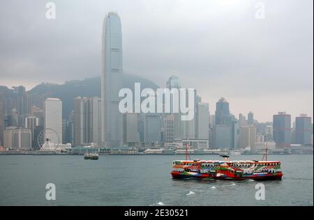 Bunte Sternenfähre vor einem neblig grauen Morgen In Hongkong Stockfoto