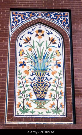 Geflieste Panel Wazir Khan, 17. Jahrhundert Mughal Moschee in Lahore, Pakistan Stockfoto