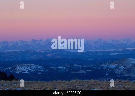 Alpenglow bei Sonnenaufgang auf dem Sangre de Cristo Gebirge Stockfoto