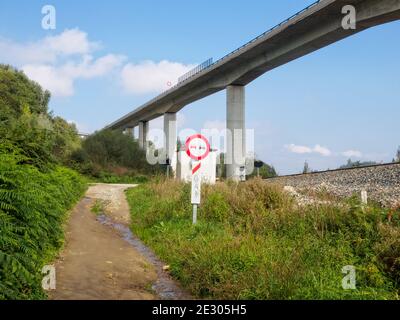 "Kein Überholen" auf dieser unbefestigten Straße unter dem Viadukt - Sarria, Galicien, Spanien Stockfoto