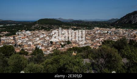 Panoramablick auf die mediterrane Stadt Pollenca Pollensa von Calvari Bergblick Mallorca Mallorca Balearen Spanien Europa Stockfoto