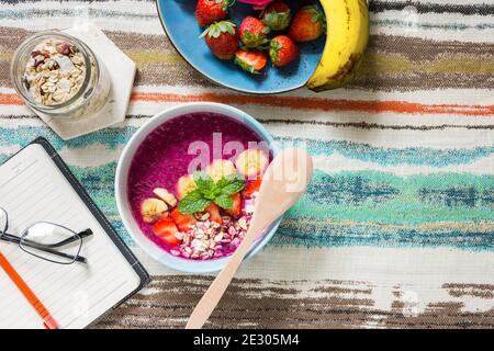 Dragon Fruit Smoothie Schale flach mit Erdbeeren und Banane legen - Tabletop Gesundheit Lebensmittel und Lebensstil Bild Stockfoto