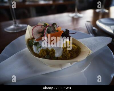 Couscous Quinoa Samen Dessert Vorspeise Vorspeise Vorspeise exquisite Küche feine Küche Kulinarische gesunde vegetarische Mahlzeit Gericht Luxus weißes Boot kreatives Essen dez Stockfoto