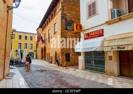 Stadtstraßen und Architektur in Campos auf Mallorca in Spanien. Stockfoto