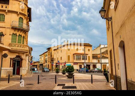 Stadtstraßen und Architektur in Campos auf Mallorca in Spanien. Stockfoto