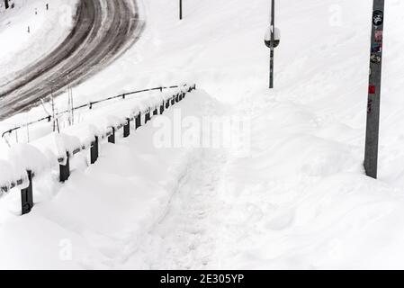 Sankt Gallen, Schweiz - 15. Januar 2021: Rutschiger Fußweg nach Schneefall Stockfoto