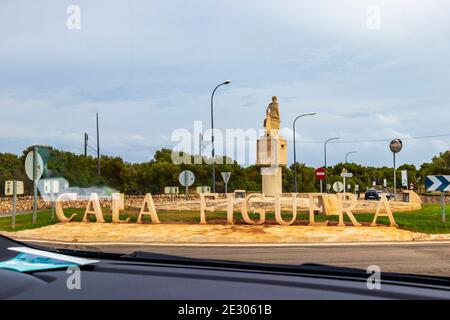 Fahren Sie zum Kreisverkehr mit der Inschrift Cala Figuera auf Mallorca in Spanien. Stockfoto