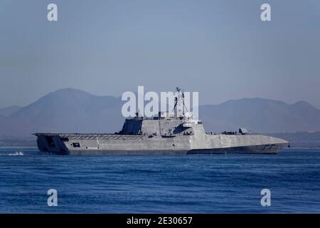 San Diego, Kalifornien, USA. Januar 2021. Die USS Cincinnati (LCS-20), ein Litoral Combat Ship der United States Navy der Unabhängigkeitsklasse, fährt aus der San Diego Bay. Kredit: K.C. Alfred/ZUMA Wire/Alamy Live News Stockfoto