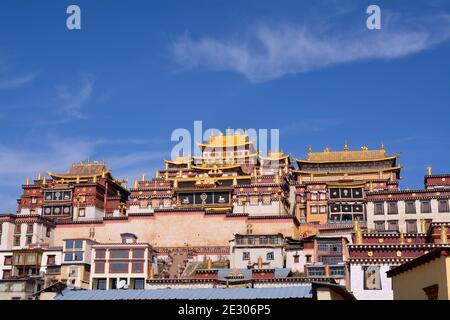 Sumtseling Kloster hoch über der Stadt Shangri La, Provinz Yunnan. Tibetisch-buddhistischer Stil mit goldbedeckten Gebäuden. Stockfoto