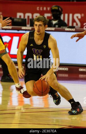 Washington Huskies Wache Erik Stevenson (10) Dribbles während eines NCAA College-Basketball-Spiel gegen die Südkalifornien Trojaner am Donnerstag, Jan. Stockfoto