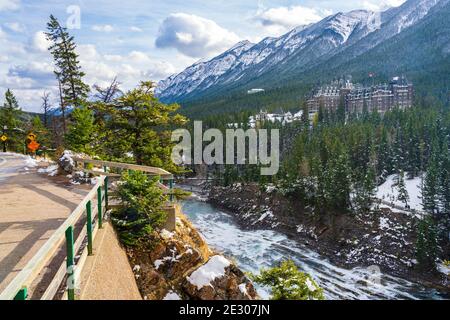 Fairmont Banff Springs und Bow River Falls an verschneiten Herbstsonnen. Blick vom Surprise Corner Viewpoint. Banff National Park, Canadian Rockies. Stockfoto