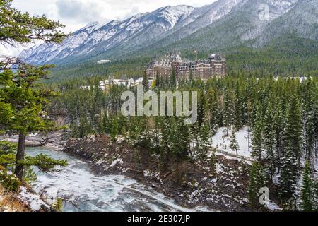 Fairmont Banff Springs und Bow River Falls an verschneiten Herbstsonnen. Blick vom Surprise Corner Viewpoint. Banff National Park, Canadian Rockies. Stockfoto