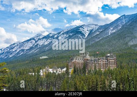 Fairmont Banff Springs in verschneiten Herbst sonnigen Tag. Blick vom Surprise Corner Viewpoint. Banff National Park, Canadian Rockies. Stockfoto