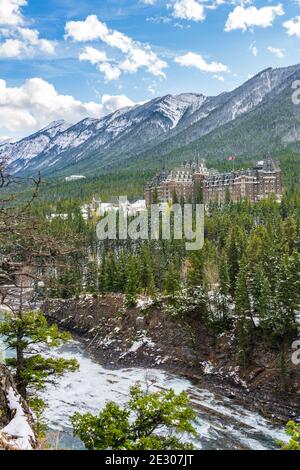 Fairmont Banff Springs und Bow River Falls an verschneiten Herbstsonnen. Blick vom Surprise Corner Viewpoint. Banff National Park, Canadian Rockies. Stockfoto