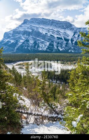 Banff National Park wunderschöne Berglandschaft. Panoramablick Mount Rundle Tal Wald und Bow River in verschneiten Herbst sonnigen Tag. Aussichtspunkt Hoodoos Stockfoto