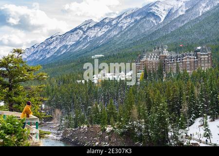 Fairmont Banff Springs und Bow River Falls an verschneiten Herbstsonnen. Blick vom Surprise Corner Viewpoint. Banff National Park, Canadian Rockies. Stockfoto