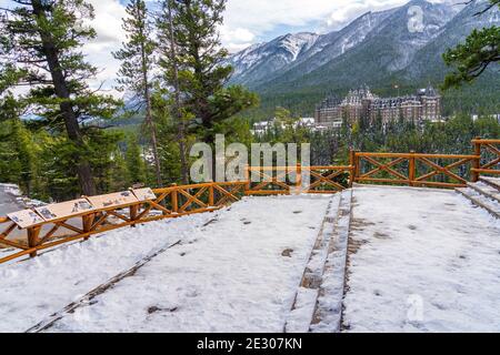 Fairmont Banff Springs und Bow River Falls an verschneiten Herbstsonnen. Blick vom Surprise Corner Viewpoint. Banff National Park, Canadian Rockies. Stockfoto