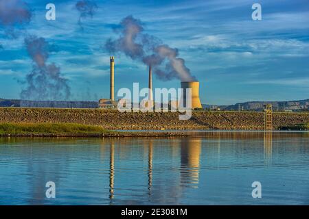 Blick auf Callide Kohlekraftwerk mit Rauchblock, Biloela, Queensland, QLD, Australien Stockfoto