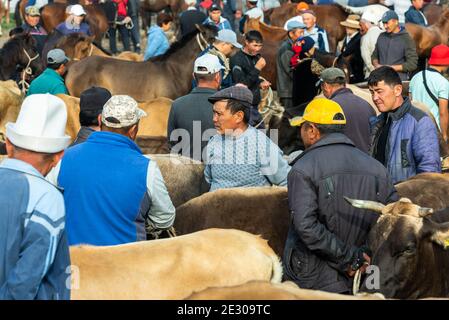 Karakol, Kirgisistan - 14. Juli 2019: Viehmarkt mit Kühen und vielen Menschen und Bauern in der Stadt Karakol in Kirgisistan. Stockfoto