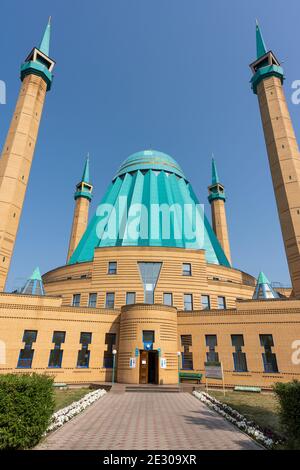 Pavlodar, Kasachstan - 27. Juli 2020: Der Eingang der Maschkhur Jusup Moschee mit vier Minaretten und blauem Dach. Stockfoto