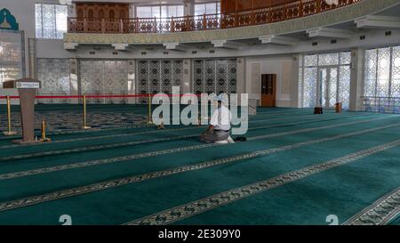 Pavlodar, Kasachstan - 27. Juli 2020: Einsames islamisches Gebet in der Maschkhur-Jusup-Moschee in Pavlodar, Kasachstan. Stockfoto