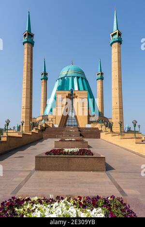 Pavlodar, Kasachstan - 27. Juli 2020: Der Eingang der Maschkhur Jusup Moschee mit vier Minaretten und blauem Dach. Stockfoto