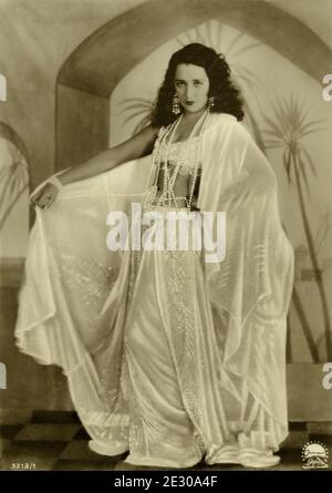 Bebe Daniels (amerikanische Schauspielerin) in „She's a Sheik“ (Stummfilm aus dem Jahr 1927) - Foto von Eugene Robert Richee - restauriert auf einer originalen Postkarte von Montana Fotografin Stockfoto