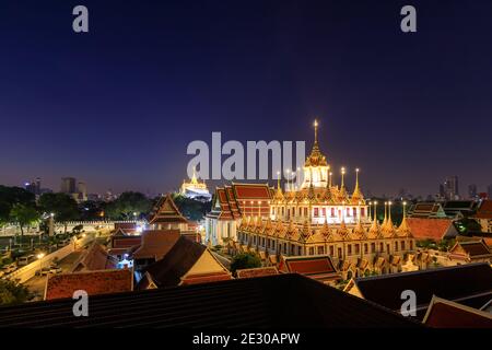 Loha Prasat oder Iron Castle Kloster am Wat Ratchanatdaram Tempel, auf Ratchadamnoen Avenue während des Morgens, Bangkok, Thailand Stockfoto