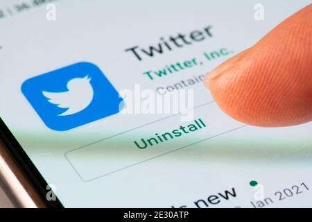 Nahaufnahme der Deinstallation der Twitter-App auf einem Smartphone Stockfoto
