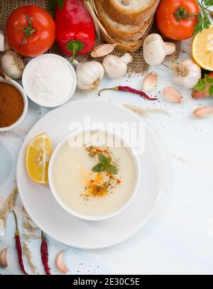 Traditionelle türkische Kuttensuppe (Türkisch; Iskembe-Suppe), das Konzept der türkischen Küche traditionelle Suppen Stockfoto