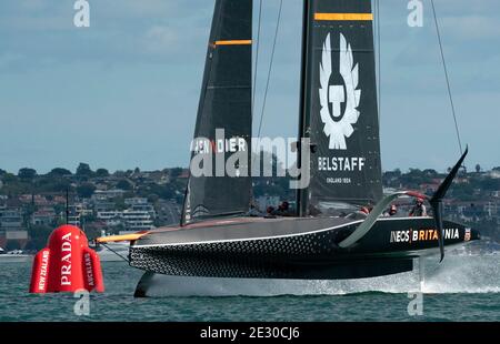 Auckland, Neuseeland, 16. Januar 2021 - die Britannia des INEOS Teams in Großbritannien mit Sir Ben Ainslie und die American Magic von NYYC mit Terry Hutchinson in Aktion während des 2. Renntages im Prada Cup im Waitemata Harbour von Auckland. INEOS gewann den dritten Sieg. Kredit: Rob Taggart/Alamy Live Nachrichten Stockfoto