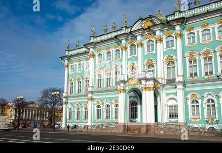 März 30, 2019. Das Gebäude der Staatlichen Eremitage und Palastplatz in St. Petersburg. Stockfoto