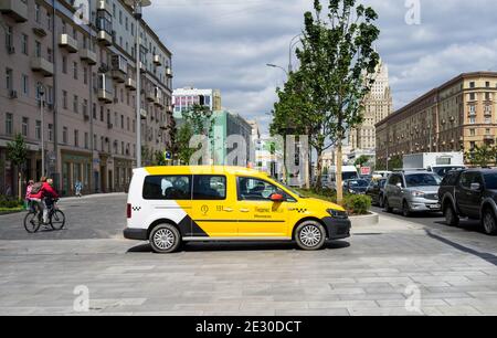 31. Mai 2018, Moskau, Russland. Yandex Taxi Minivan auf dem Garden Ring in Moskau. Stockfoto