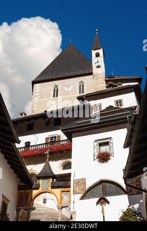 Santuario di San Romedio (1000-1918). Heiligtum der Eremit St. Romedius aus dem 4. Jahrhundert gewidmet, Sanzeno, Trient Provinz Trentino Alto Adige Stockfoto