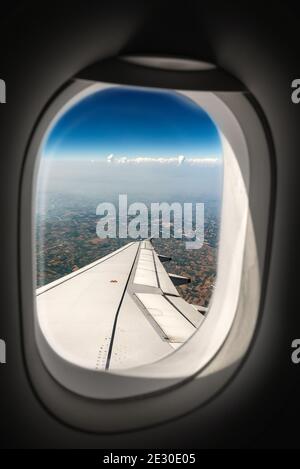 Die Padan Ebene oder Po-Tal (Pianura padana, italienisch) durch das Bullauge Fenster mit dem Flugzeugflügel gesehen, Italien, Europa Stockfoto