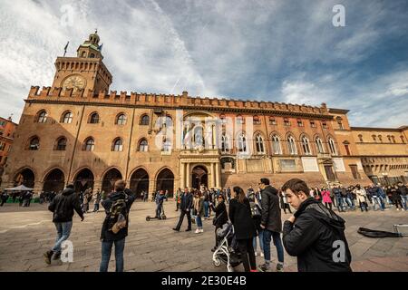 BOLOGNA, ITALIEN, - 23. FEB 2020: Piazza Maggiore mit dem Accursio Palast und dem Accursi Turm, antikes Bologna Rathaus, XIII Jahrhundert. Emilia-Romagna, I Stockfoto