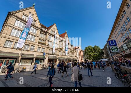 Touristen und Einheimische zu Fuß in der Neuhauser Straße, Einkaufsstraße und Fußgängerzone in der Münchner Innenstadt. Bayern, Deutschland, Europa. Stockfoto