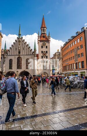 Marienplatz, der Hauptplatz der Stadt München. Im Hintergrund das Alte Rathaus und die Heiliggeistkirche. Stockfoto