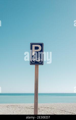 Fahrradparkplatz am Strand Stockfoto