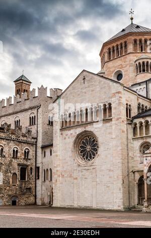 Blick auf den Domplatz, den Brunnen von Nettuno und die Kathedrale von St. Vigil. Piazza del Duomo, Provinz Trient, Trentino-Südtirol, Italien, Europa. Stockfoto