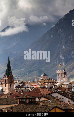 Blick auf die Dächer von Trient vom Schloss Buonconsiglio in Trient. Trient, Trient, Trentino-Südtirol, Italien, Europa. Stockfoto