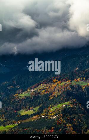 Blick auf die Berge rund um Meran in einem bewölkten Herbsttag. Meran, Provinz Bozen, Trentino-Südtirol, Italien, Europa. Stockfoto