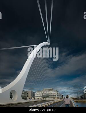 Harp Bridge (Samuel Beckett Bridge) - Kabelbrücke über den Fluss Liffey. Dublin. Irland. Stockfoto