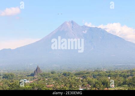 Mount Merapi in Yogyakarta, Indonesien Vulkan Landschaftansicht mit Prambanan Tempel in Sicht. Stockfoto
