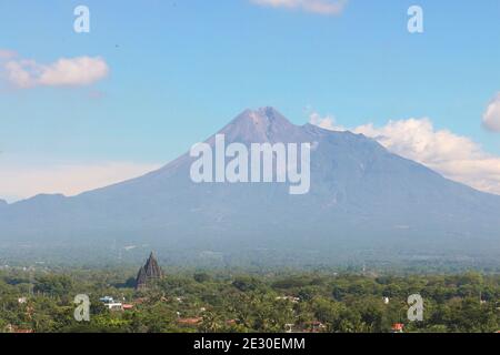 Mount Merapi in Yogyakarta, Indonesien Vulkan Landschaftansicht mit Prambanan Tempel in Sicht. Stockfoto