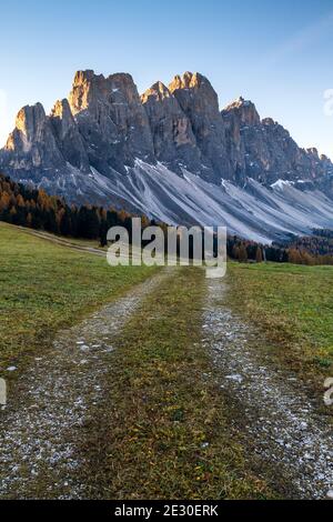 Blick auf einen Sonnenaufgang vor dem Geislermassiv von der Gampenmalga. Villnösser Tal, Dolomiten, Trentino-Südtirol, Italien. Stockfoto