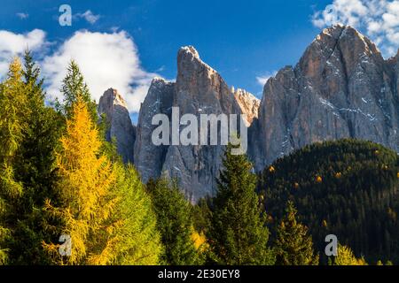 Blick auf die Geisler-Gruppe von der Straße nach Malga Zannes. Villnösser Tal, Dolomiten, Trentino-Südtirol, Italien. Stockfoto