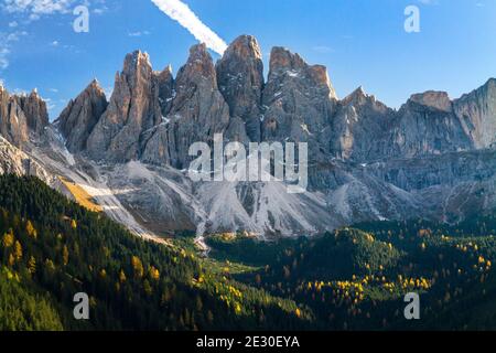 Blick auf die Geisler-Gruppe von der Straße nach Malga Zannes. Villnösser Tal, Dolomiten, Trentino-Südtirol, Italien. Stockfoto