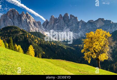 Blick auf die Geisler-Gruppe von der Straße nach Malga Zannes. Villnösser Tal, Dolomiten, Trentino-Südtirol, Italien. Stockfoto