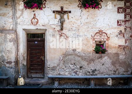 Blick auf ein typisches Haus in Santa Maddalena. Villnösser Tal, Dolomiten, Trentino-Südtirol, Italien. Stockfoto